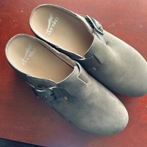 NWOT 38, gray/taupe Caia nubuck leather Dansko clog